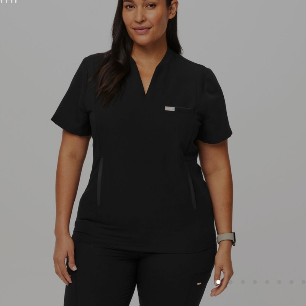 FIGS TECHNICAL COLLECTION BLACK SCRUBS NWT 3 pocket TOP